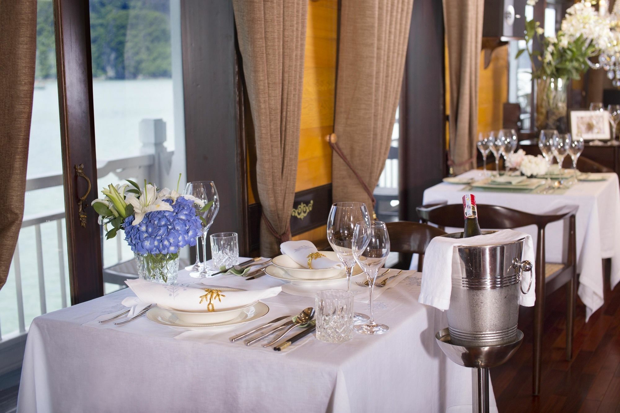 Hera Boutique Cruise Ha Long Bay Exterior photo