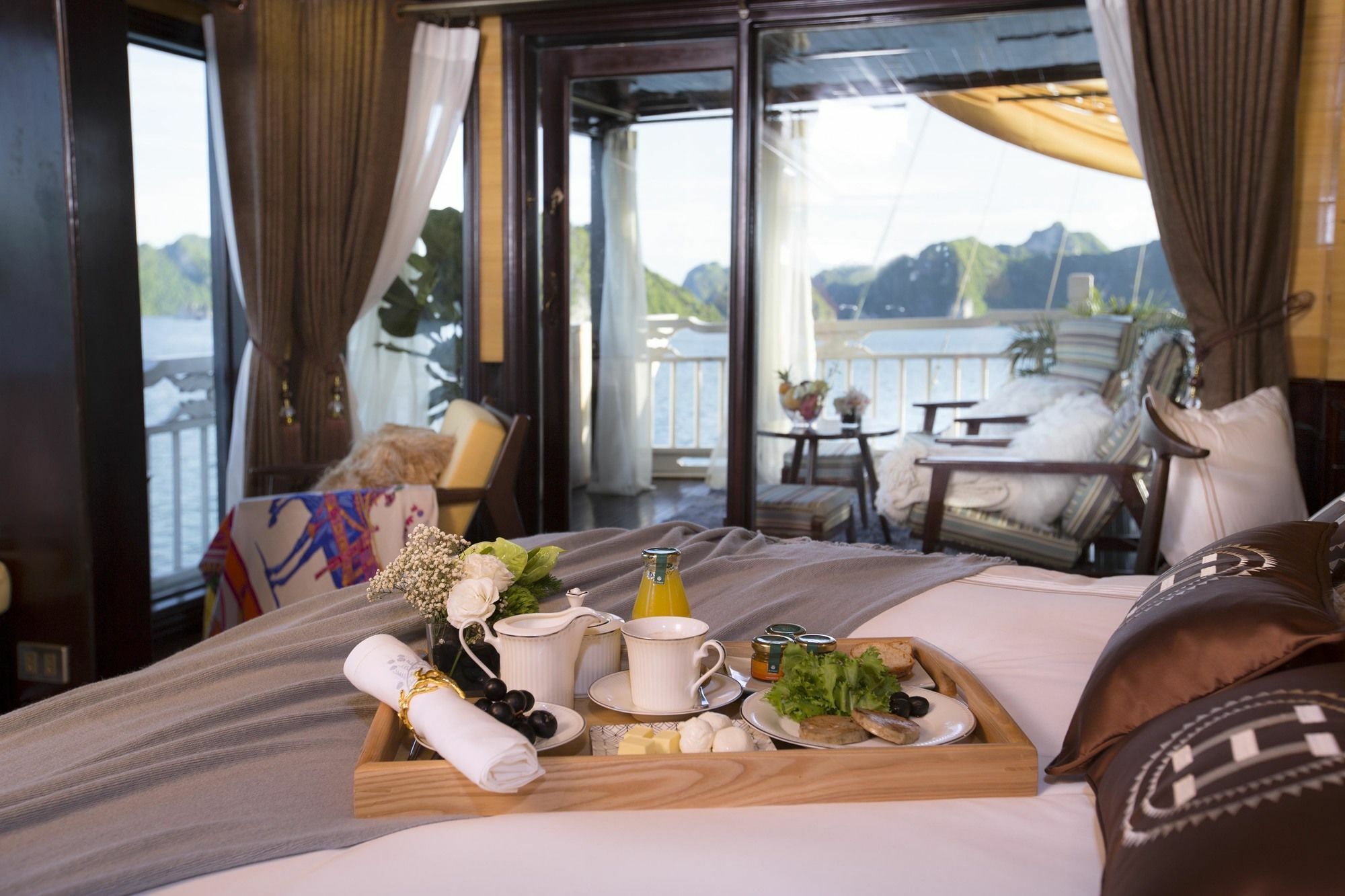 Hera Boutique Cruise Ha Long Bay Exterior photo