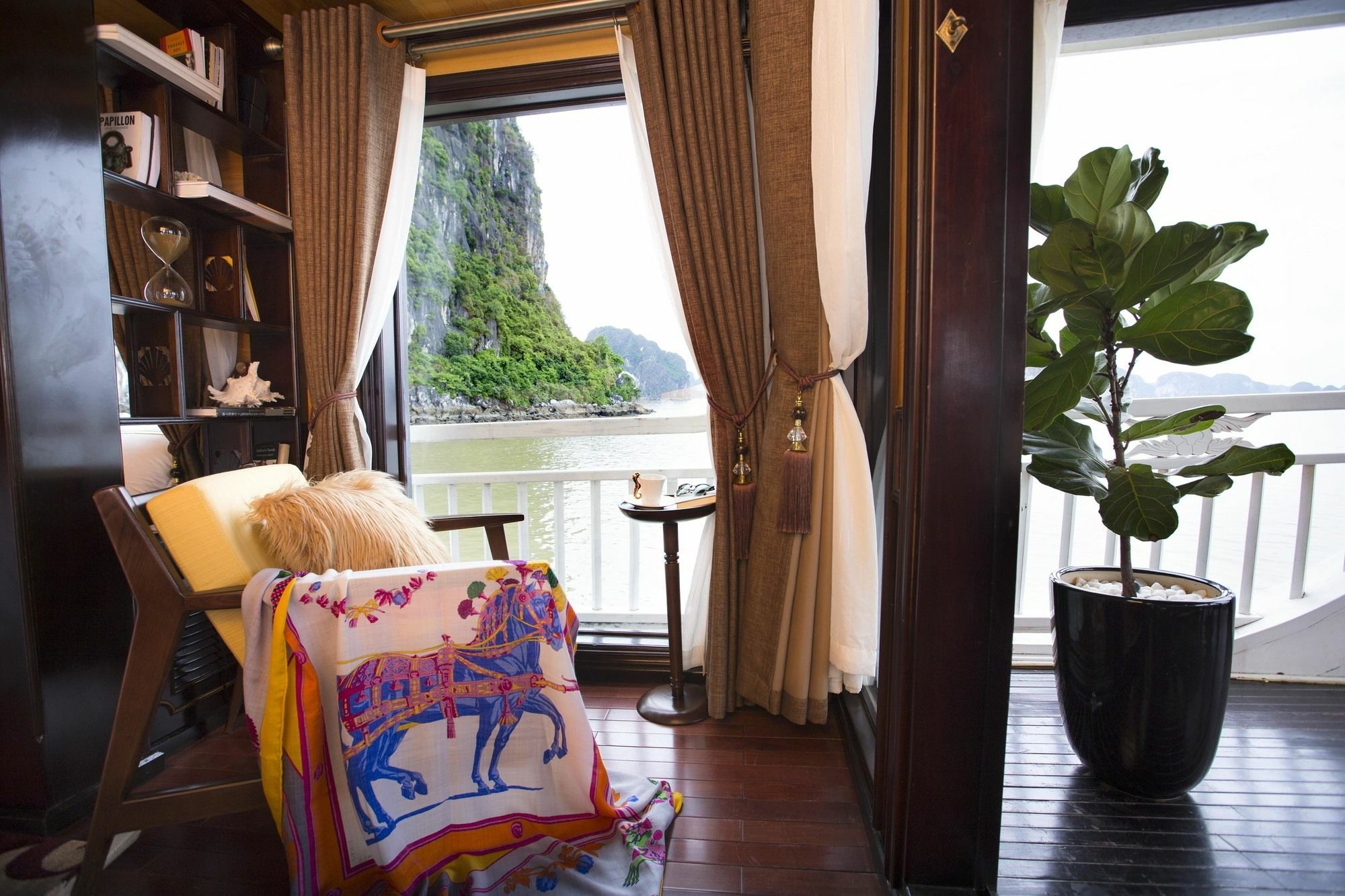 Hera Boutique Cruise Ha Long Bay Exterior photo