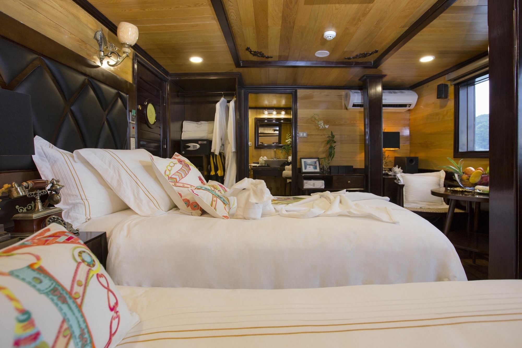 Hera Boutique Cruise Ha Long Bay Exterior photo