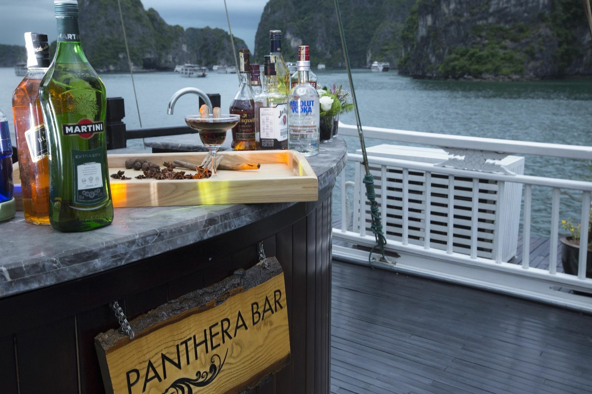 Hera Boutique Cruise Ha Long Bay Exterior photo